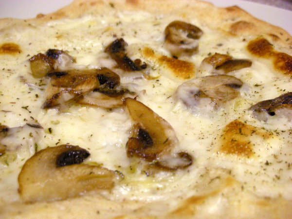 mushroom and goat cheese béchamel pizzas